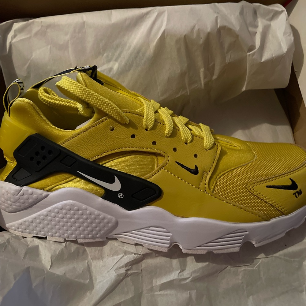 Nike Huaraches mens size 11.5 yellow/black/white new with original box
